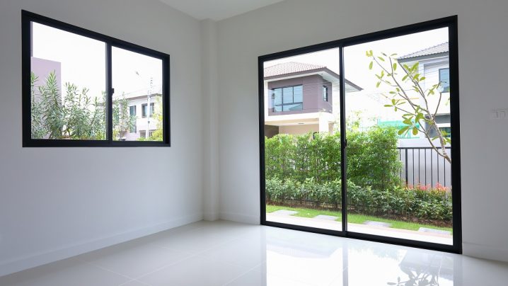 Comment installer une baie vitrée avec un seuil plat ?